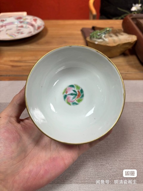 古玩陶瓷粉彩獅紋臥足杯真品鑒賞圖