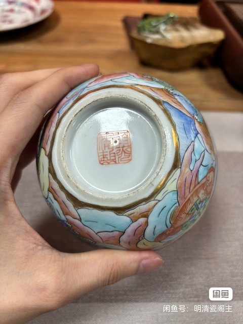 古玩陶瓷粉彩獅紋臥足杯真品鑒賞圖