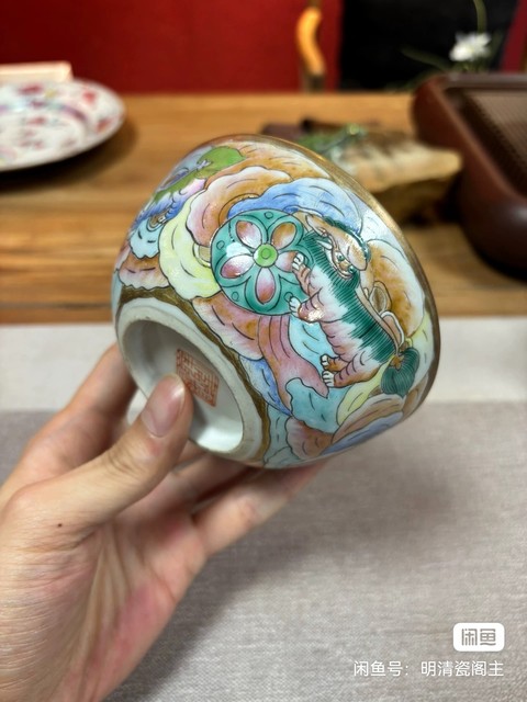 古玩陶瓷粉彩獅紋臥足杯真品鑒賞圖