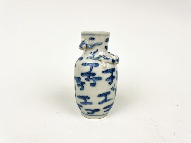 古玩陶瓷清晚期·青花獅子繡球螭龍瓶拍賣，當前價格0元