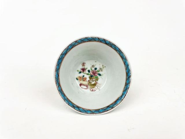 古玩陶瓷清雍正·粉彩開窗花卉紋杯拍賣，當前價格0元