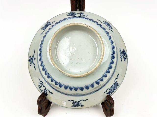 古玩陶瓷清康熙·青花八寶折沿大碗拍賣,當前價格0元