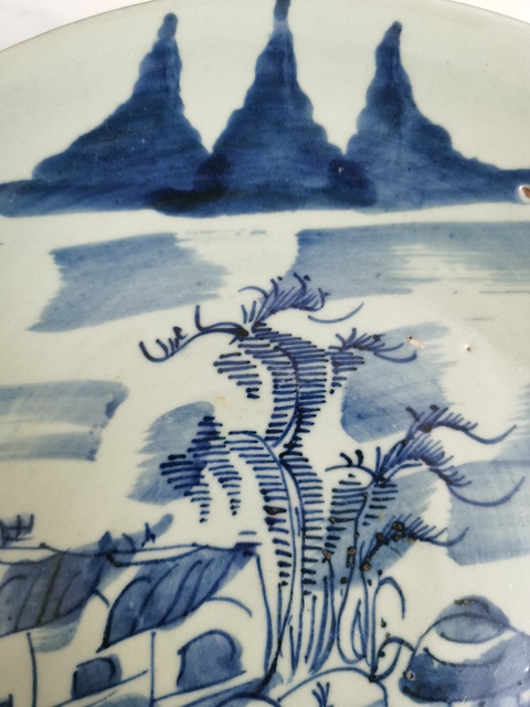 古玩陶瓷豆青釉青花山水紋盤真品鑒賞圖