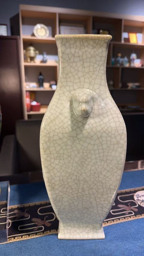 古玩陶瓷哥釉瓶真品鑒賞圖
