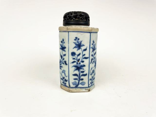 古玩陶瓷清康熙·青花折枝花卉八方茶葉罐拍賣，當前價格0元