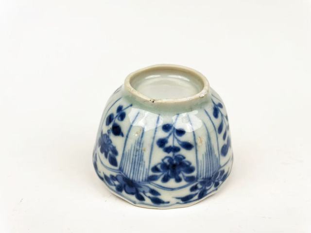 古玩陶瓷清康熙·青花花卉花口杯拍賣，當前價格0元