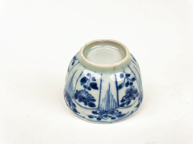 古玩陶瓷清康熙·青花花卉花口杯拍賣，當前價格0元