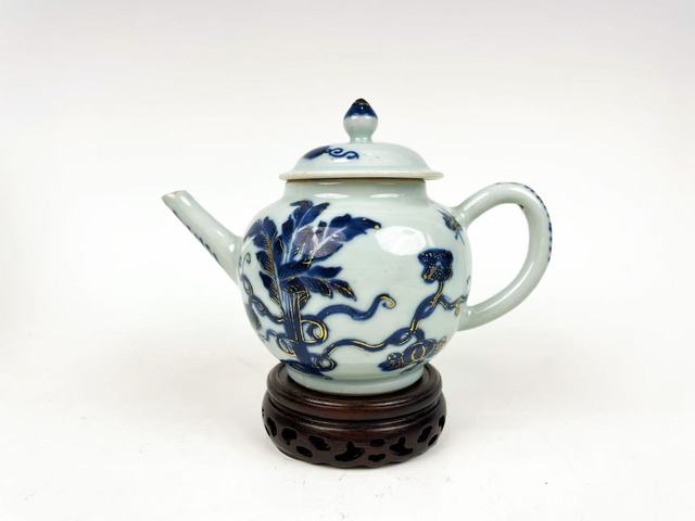 古玩陶瓷清康熙·青花描金芭蕉蝶紋茶壺拍賣，當前價格0元
