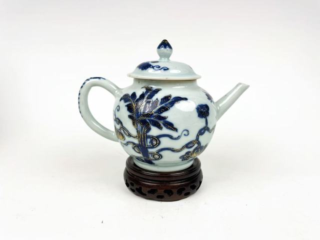 古玩陶瓷清康熙·青花描金芭蕉蝶紋茶壺拍賣，當前價格0元