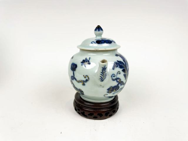 古玩陶瓷清康熙·青花描金芭蕉蝶紋茶壺拍賣，當前價格0元