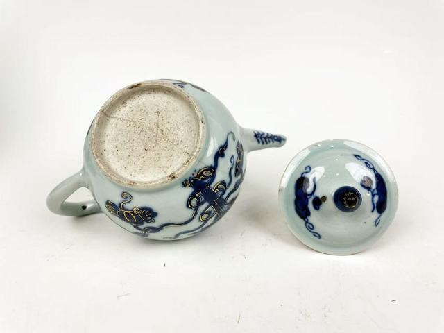 古玩陶瓷清康熙·青花描金芭蕉蝶紋茶壺拍賣，當前價格0元