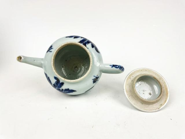 古玩陶瓷清康熙·青花描金芭蕉蝶紋茶壺拍賣，當前價格0元