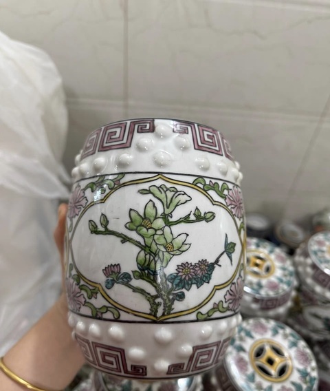 古玩陶瓷粉彩花卉紋鼓釘罐真品鑒賞圖