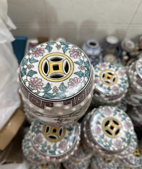 古玩陶瓷粉彩花卉紋鼓釘罐真品鑒賞圖