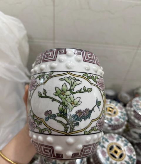 古玩陶瓷粉彩花卉紋鼓釘罐真品鑒賞圖