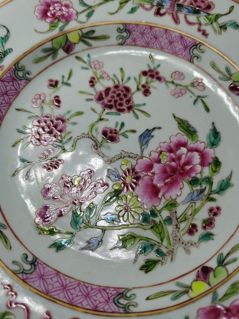 古玩陶瓷花卉紋粉彩盤真品鑒賞圖
