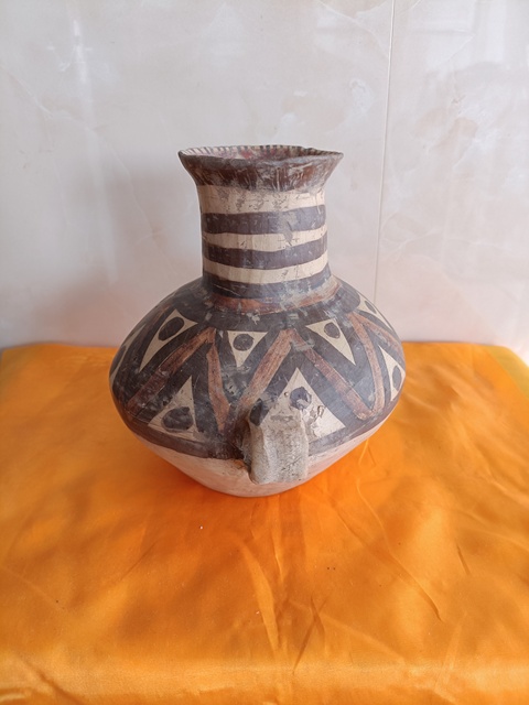古玩陶瓷館藏級精品馬家窯文化·馬廠類型幾何折現紋雙耳壺拍賣,當前價格998元