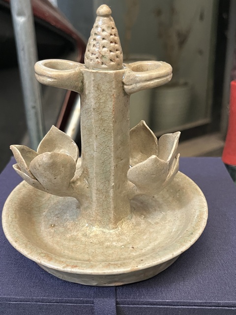 古玩陶瓷越窯青瓷蘭花蠟燈真品鑒賞圖