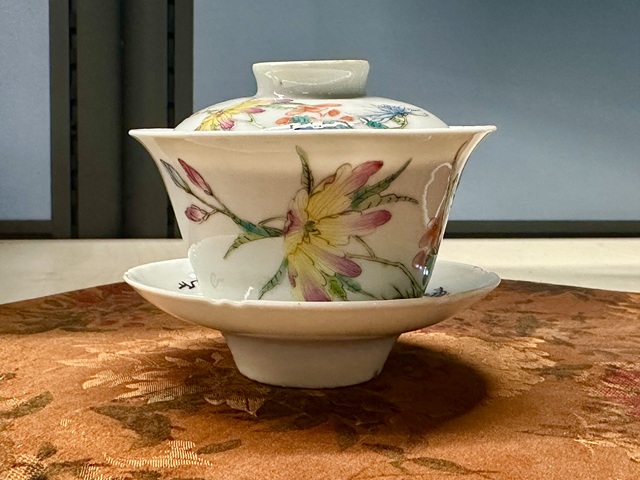 古玩陶瓷粉彩花卉紋蓋碗真品鑒賞圖