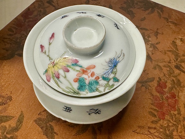 古玩陶瓷粉彩花卉紋蓋碗真品鑒賞圖