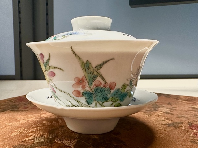 古玩陶瓷粉彩花卉紋蓋碗真品鑒賞圖