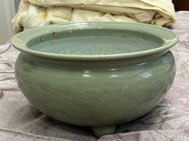 古玩陶瓷豆青釉暗刻花卉紋三足爐真品鑒賞圖