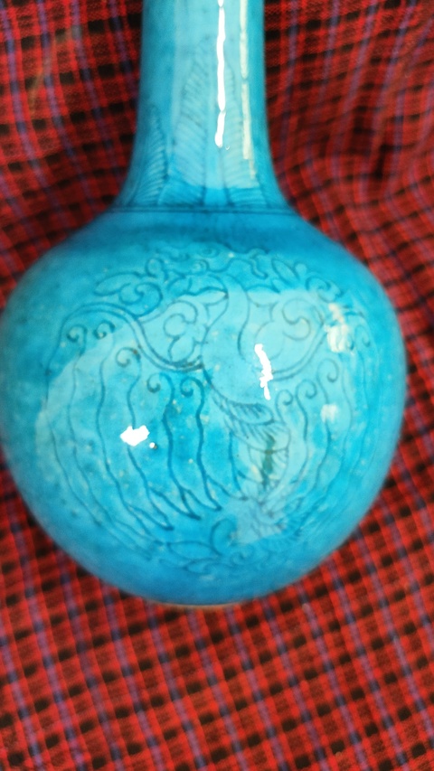 古玩陶瓷孔雀藍暗刻瓶真品鑒賞圖