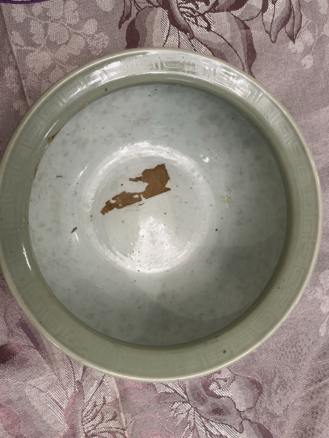 古玩陶瓷豆青釉暗刻花卉紋三足爐真品鑒賞圖