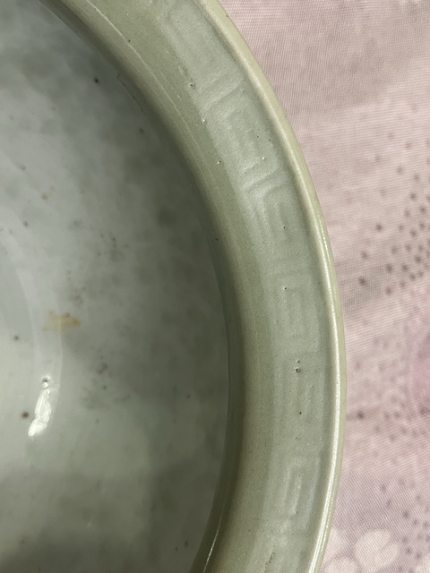 古玩陶瓷豆青釉暗刻花卉紋三足爐真品鑒賞圖