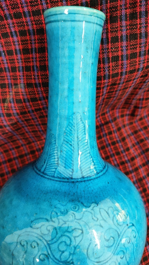古玩陶瓷孔雀藍暗刻瓶真品鑒賞圖