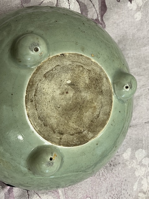 古玩陶瓷豆青釉暗刻花卉紋三足爐真品鑒賞圖