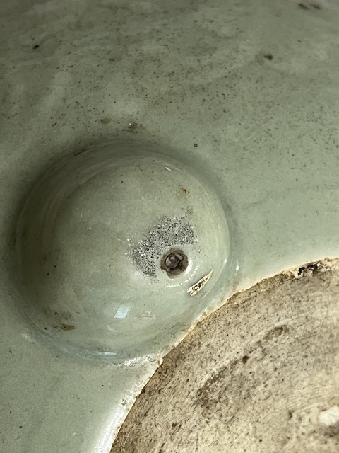 古玩陶瓷豆青釉暗刻花卉紋三足爐真品鑒賞圖