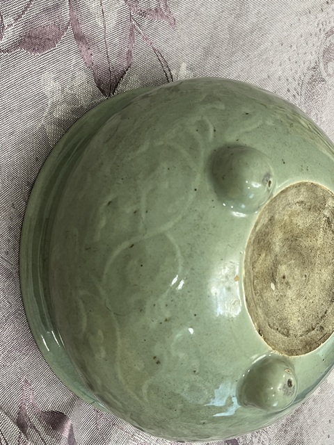 古玩陶瓷豆青釉暗刻花卉紋三足爐真品鑒賞圖