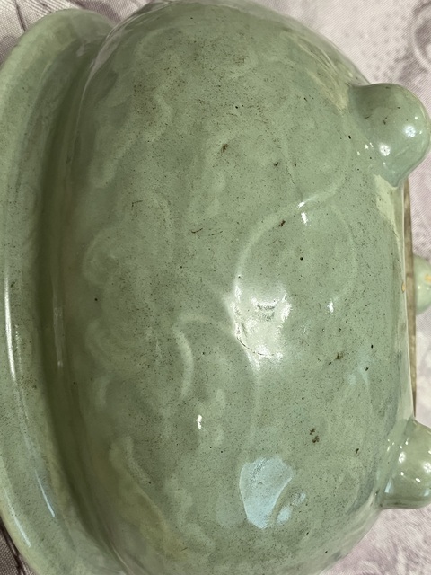 古玩陶瓷豆青釉暗刻花卉紋三足爐真品鑒賞圖