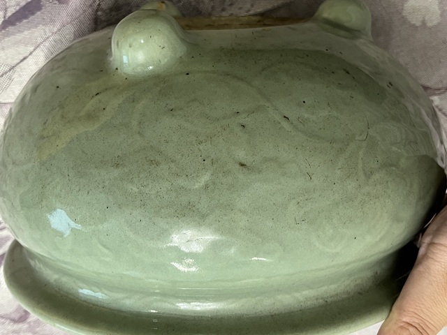古玩陶瓷豆青釉暗刻花卉紋三足爐真品鑒賞圖