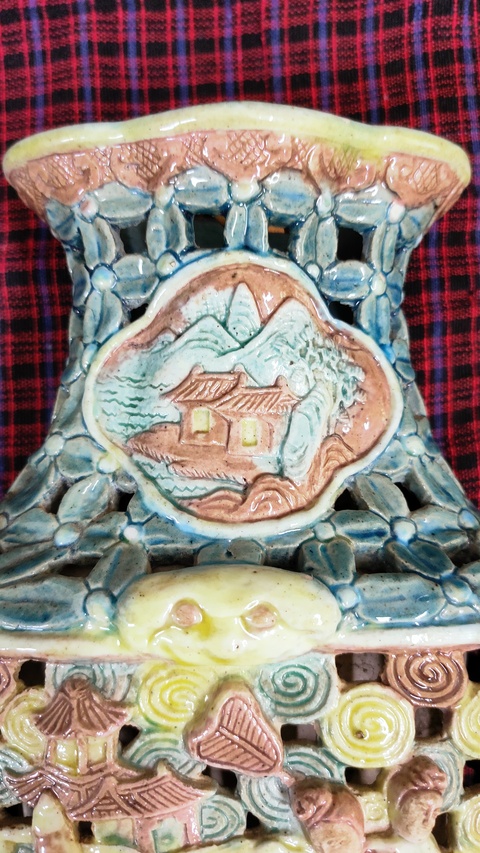 古玩陶瓷粉彩堆塑鏤空瓶真品鑒賞圖