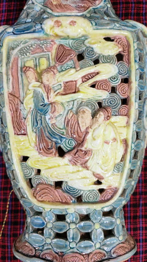 古玩陶瓷粉彩堆塑鏤空瓶真品鑒賞圖