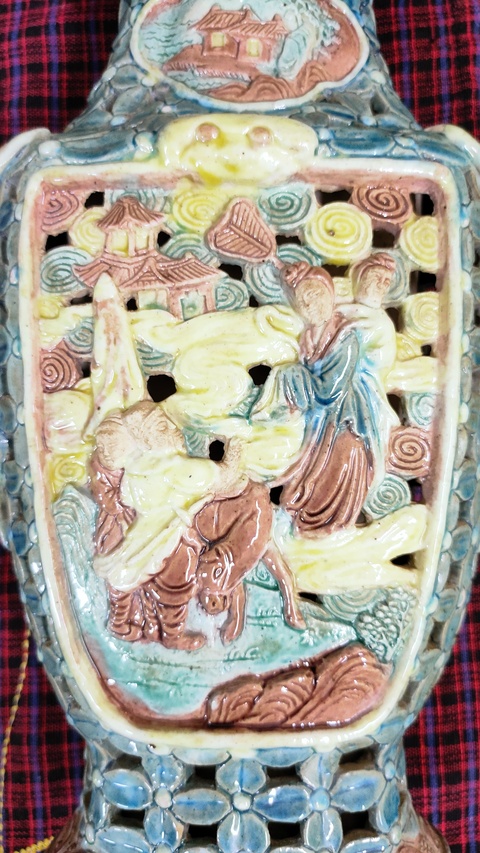 古玩陶瓷粉彩堆塑鏤空瓶真品鑒賞圖
