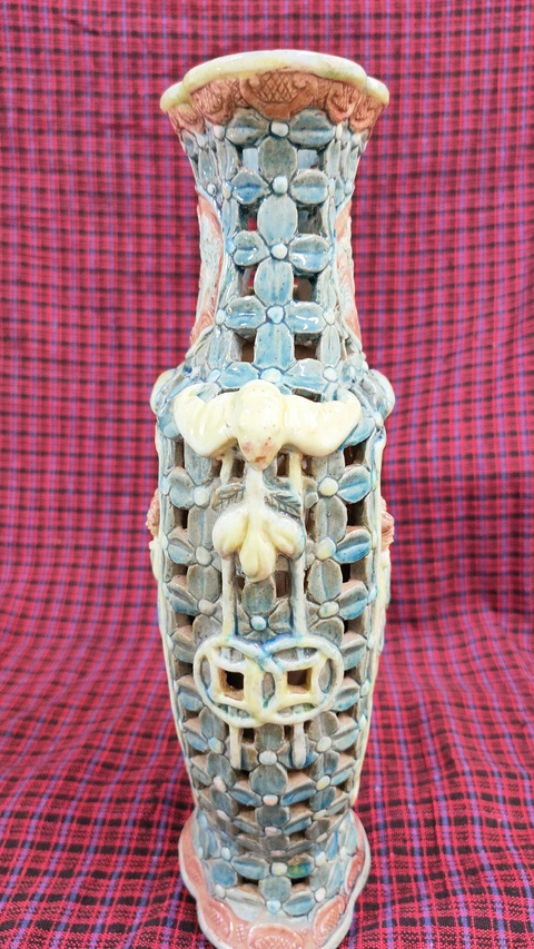 古玩陶瓷粉彩堆塑鏤空瓶真品鑒賞圖