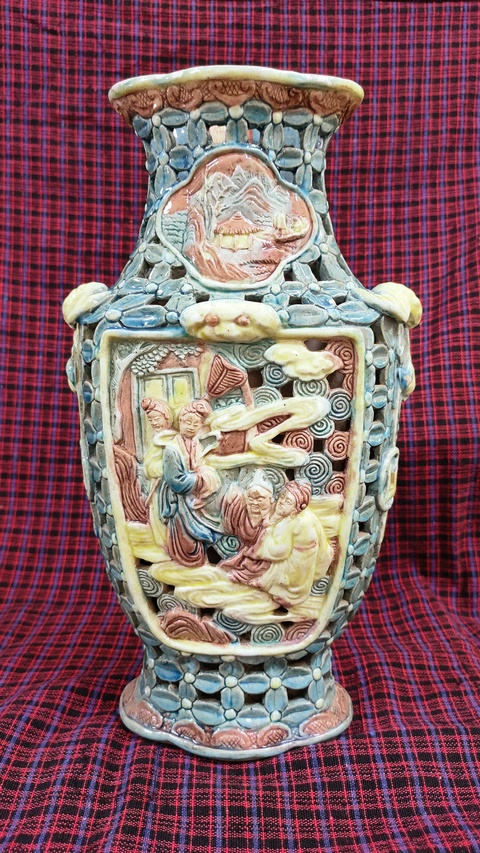 古玩陶瓷粉彩堆塑鏤空瓶真品鑒賞圖
