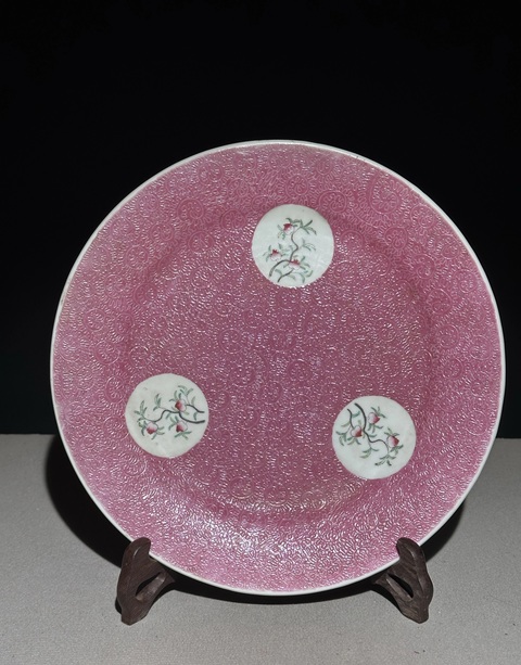 古玩陶瓷胭脂紅釉開光桃紋粉彩盤真品鑒賞圖