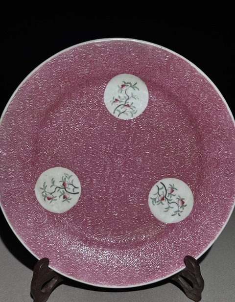 古玩陶瓷胭脂紅釉開光桃紋粉彩盤真品鑒賞圖