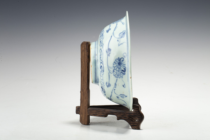 古玩陶瓷明中·青花花卉紋碗真品鑒賞圖