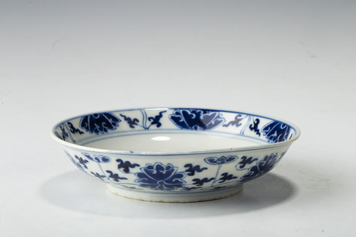 古玩陶瓷清晚·青花纏枝蓮紋盤真品鑒賞圖
