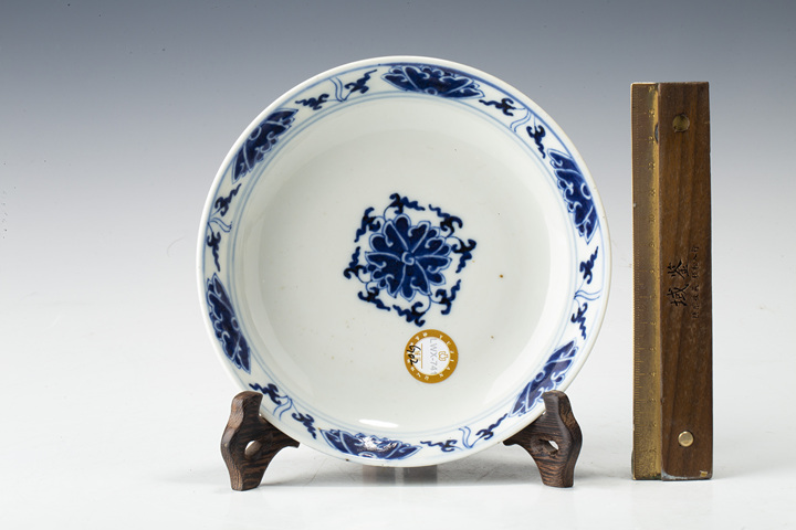 古玩陶瓷清晚·青花纏枝蓮紋盤真品鑒賞圖