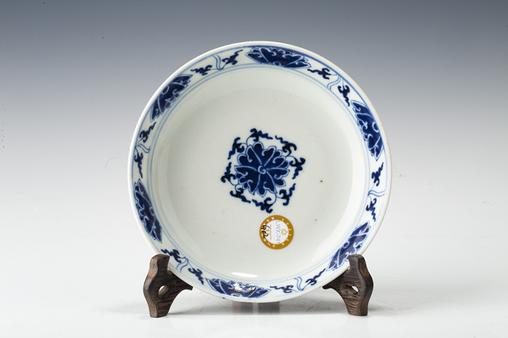 古玩陶瓷清晚·青花纏枝蓮紋盤真品鑒賞圖