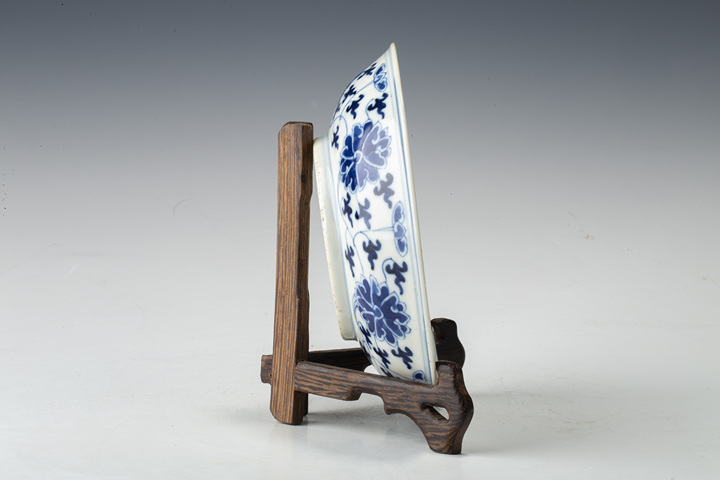 古玩陶瓷清晚·青花纏枝蓮紋盤真品鑒賞圖