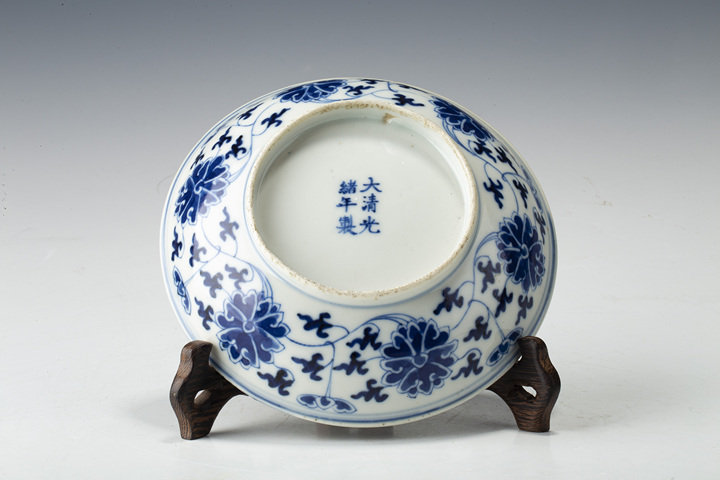 古玩陶瓷清晚·青花纏枝蓮紋盤真品鑒賞圖