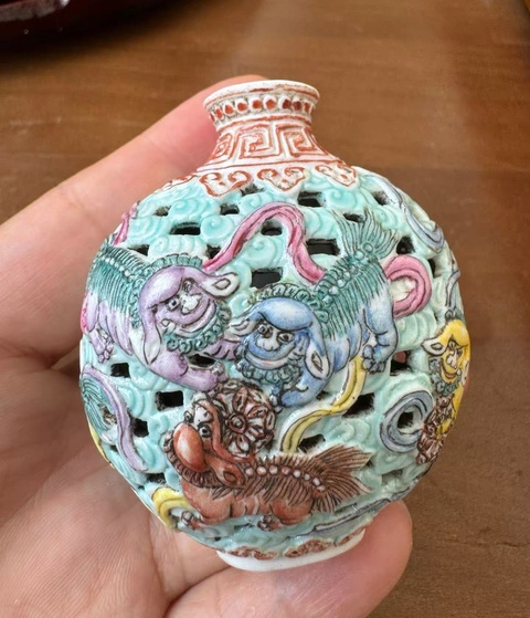 古玩陶瓷粉彩堆塑婁空獅子紋鼻煙壺真品鑒賞圖