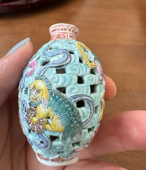 古玩陶瓷粉彩堆塑婁空獅子紋鼻煙壺真品鑒賞圖